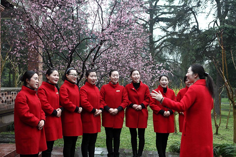 國(guó)家二級(jí)演員、揚(yáng)州市文化館社會(huì)工作中心主任周倩為船娘們培訓(xùn)揚(yáng)州小調(diào)